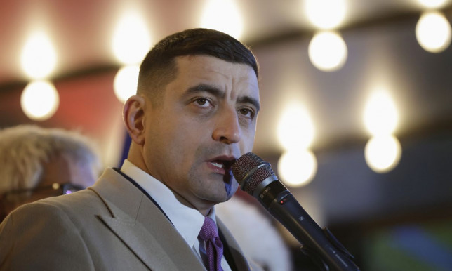 A magyarellenes román elnökjelölt kampánystábja kapcsolatban áll Orbánékkal