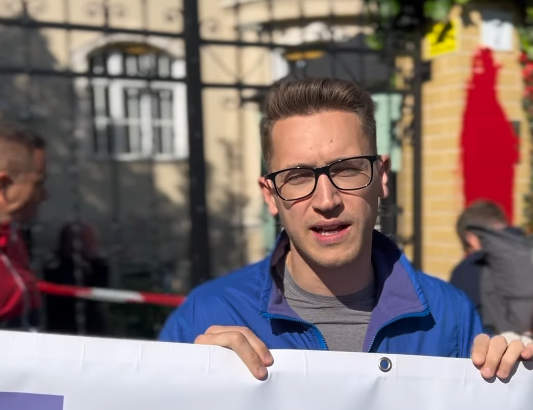 Vörös festékkel jelölte meg a Szuverenitásvédelmi Hivatalt a Momentum