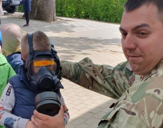 Gázálarcot, rohamsisakot húztak az óvodások fejére Nyíregyházán