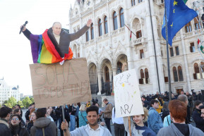 A kormány az őt ért kritikákat is nemzetbiztonsági fenyegetésnek titulálja 