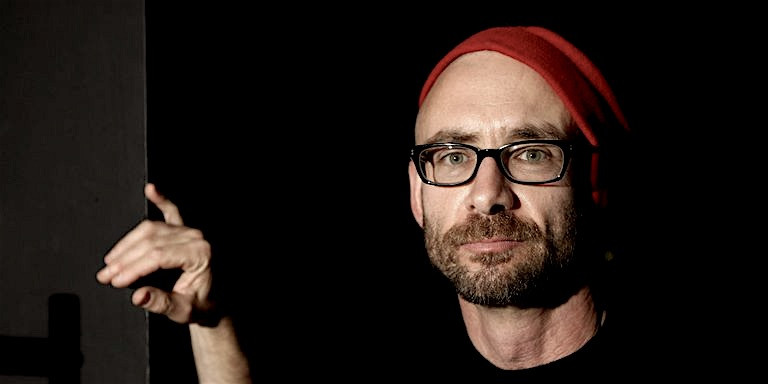 Üzent az ellenzéknek a Harcosok Klubja írója