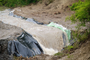 Elkezdődött az emberek kitelepítése Parajdról  