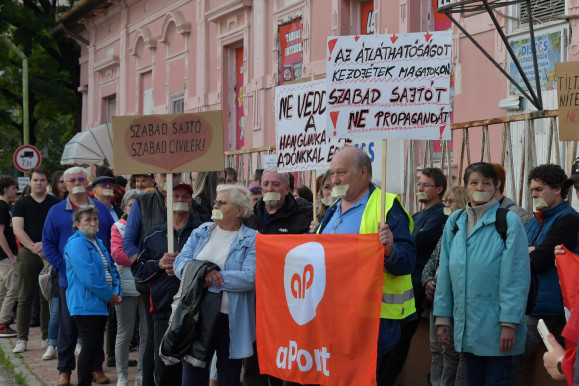 Leragasztott szájjal: Szentesen is tüntettek az ellehetetlenítési törvény ellen