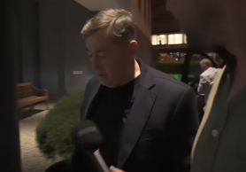 244 ezer forintos pólóban küldte haza a 444 stábját Mészáros Lőrinc Münchenből 