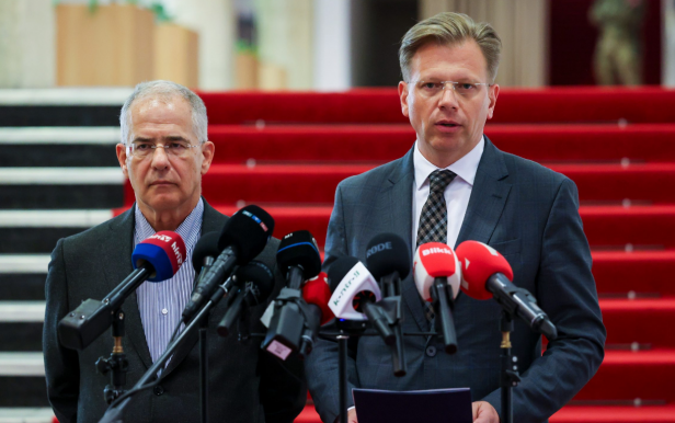 Nem a Honvédelmi Bizottság álláspontját, csak a saját verzióját mondta el Kósa a Ruszin-Szendiről szóló ülés után 