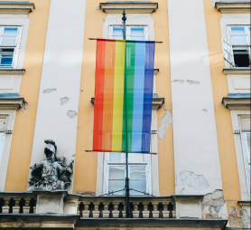 Karácsony: A szivárványos zászlónak a Városházán a helye