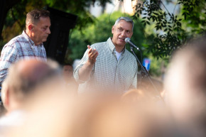 Lázár is milliárdos