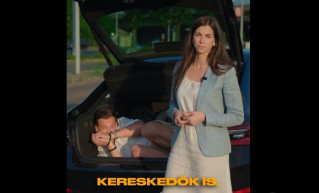 Szentkirályi Alexandra csomagtartóba rakott, megkötözött kezű emberrel illusztrálta ukránozós videóját, feljelentik