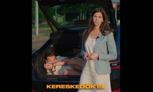 Szentkirályi Alexandra csomagtartóba rakott, megkötözött kezű emberrel illusztrálta ukránozós videóját, feljelentik