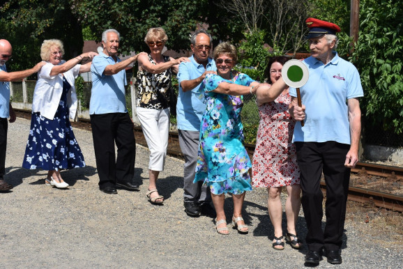 Az állomáson vonatozva ütötték agyon az időt az utasok, amíg megjött a 35 percet késő vonatuk 