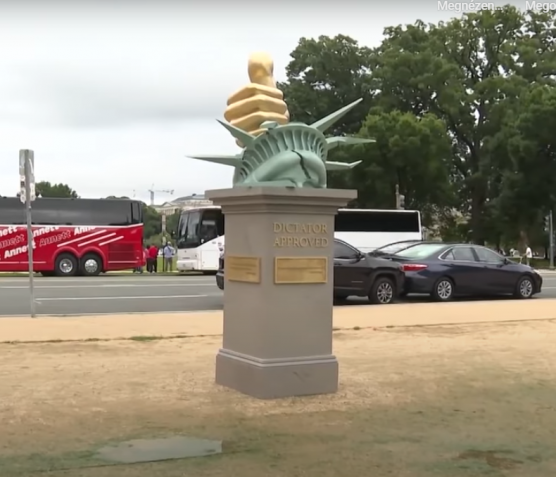 Diktátor-szobrot állítottak Washingtonban, Orbán Viktor neve is rajta virít 