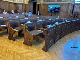 A kecskeméti fideszesek megszavazták maguknak a fizetésemelést, aztán elmentek ebédelni, és onnan már vissza sem mentek dolgozni 