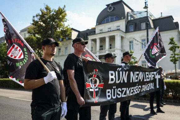 Szélsőjobbos aktivisták gyülekeztek a Városháza parkban
