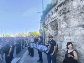 Tehetetlenül nézik a szélsőjobbosok a vonuló Pride-ot, rendőrök hoztak ki a menetből egy provokátort