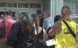 Órákig álltak a tűző napon az emberek MR-beutalóra várva a győri kórháznál 