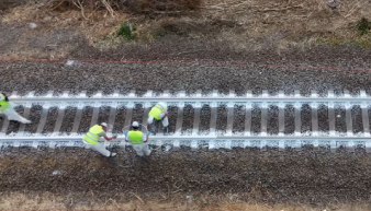 Olasz meló: Fehér hővédő festékkel vonja be a síneket a MÁV, hátha úgy jobb lesz