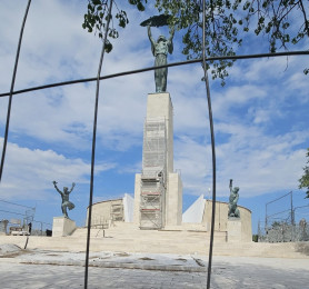 Minden tiltakozás ellenére hatalmas fehér kereszt került a Szabadság-szoborra