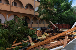 Két tűzoltó súlyosan megsérült a viharkárok felszámolása közben