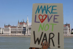 Szeretkezz, ne háborúzz! – Selmeci János jegyzete