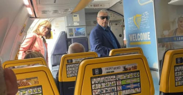 Fotón, hogy Orbán Viktor fapados járattal utazott