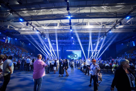 Az Orbán-kormány egyik volt államtitkára is feltűnt a Tisza-kongresszus első sorában