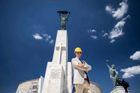 A Szabadság-szobor előtti új keresztnél pózolt a főépítész, szerinte 