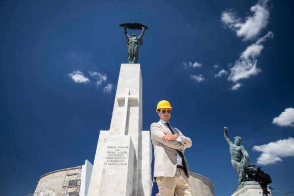 A Szabadság-szobor előtti új keresztnél pózolt a főépítész, szerinte 