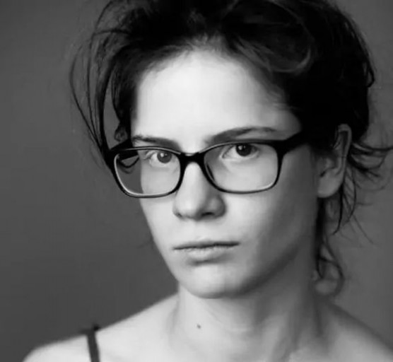 Sahin-Tóth Sára: Kifordult bél, virágok