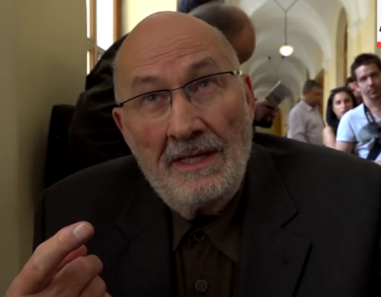 Meghalt az ember, aki Orbánt a magyar nép führerének nevezte, és Magyarországra disszidált 