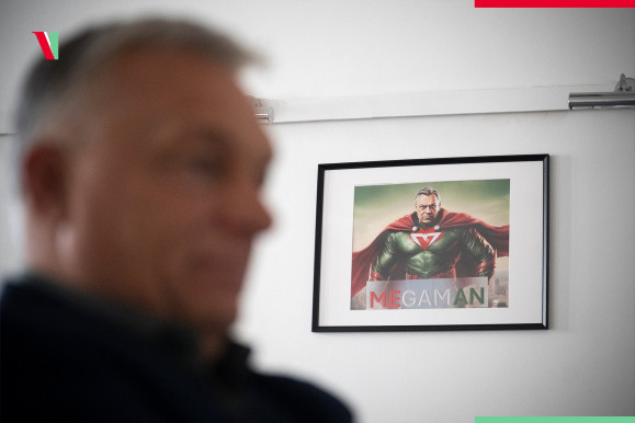 Orbán Viktort MEGAMAN-ként ábrázolják a Fidesz Press bázisa falán