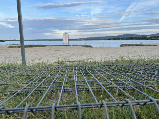 A polgármester saját kezével bontotta el a kerítést a velencei szabadstrandon