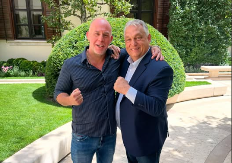 Dopeman is alapított egy DPK-t, az anyját és a testvérét is bevette