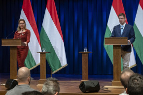 Gulyás: A honvédelmi miniszter testőrének saját fegyvere sült el