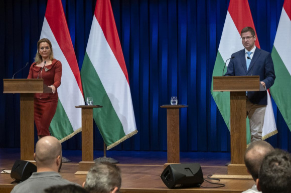Gulyás: A honvédelmi miniszter testőrének saját fegyvere sült el