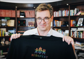 Szivárványos pólóban megy kihallgatásra Karácsony