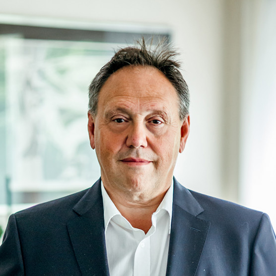 Lakatos: komolyabban veszi és jobban beleáll a kormány a munkahelyek megvédésébe