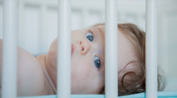 Több száz csecsemő ragad kórházban hónapokra