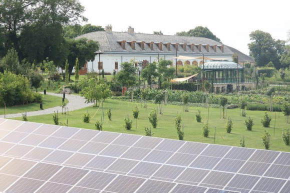 Hadházy Hatvanpusztáról: Meg kellene kérdezni Gulyás Gergelyt, hogy egy félkész mezőgazdasági üzembe miért kell két medence