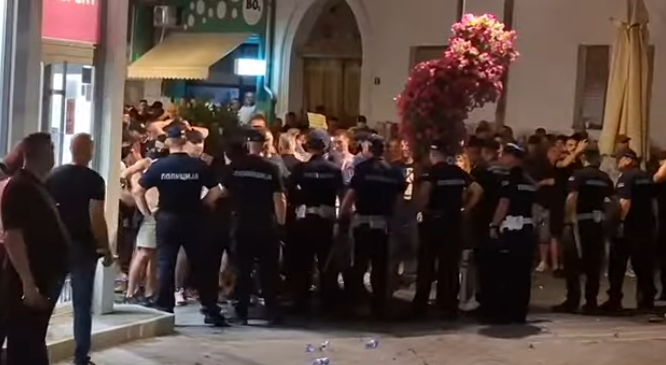 Petárdákkal, fagyasztott palackokkal és kavicsokkal dobálják a szerb tüntetőket a kormánypárti aktivisták