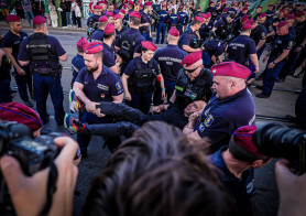 Felfüggesztett börtönt kér a főügyészség öt momentumosra, aki leült a villamossínekre egy tüntetésen