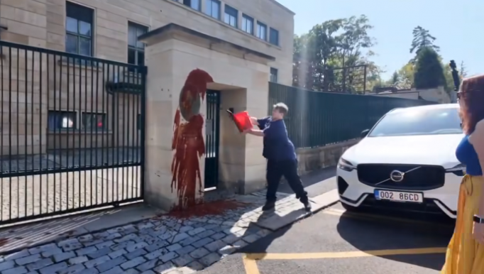 Vörös festékkel öntötték le a prágai magyar nagykövetséget Orbán nyilatkozata miatt