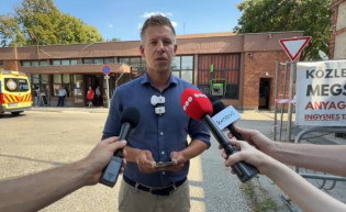 Fogadták Magyar Pétert a székesfehérvári kórházban, ahol már jó ideje fertőzött a víz