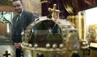  Amikor Orbán a monarchia császári leszármazottaival  pózol, az a Nagy-Magyarország iránti vonzódásának része 