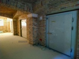 Napi Hatvanpuszta: Hadházy szerint hűtőkamrák is vannak a vasajtók mögött