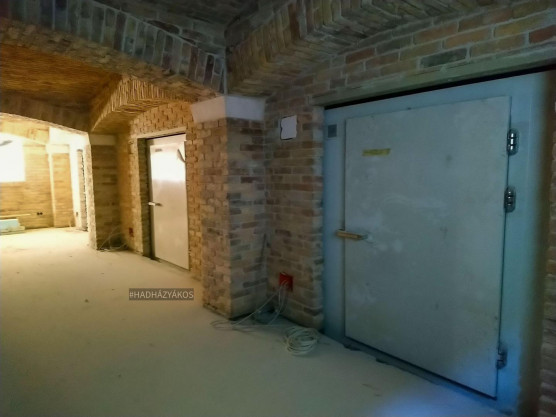 Napi Hatvanpuszta: Hadházy szerint hűtőkamrák is vannak a vasajtók mögött