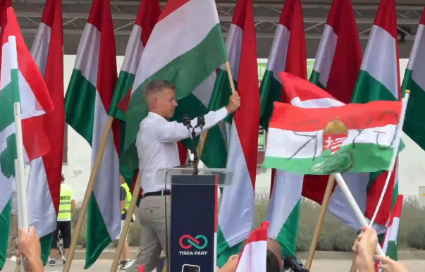 Programot hirdetett Magyar Péter – Szörényi énekével felvezetve