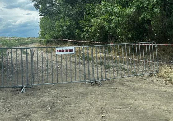 Mészáros Lőrinc hároméves unokájáé a hatvanpusztai földút