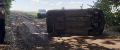 Sértegetéssel indult, autóborítással végződött – videón, ahogy nekimegy a biztonsági őr Hadházy autójának