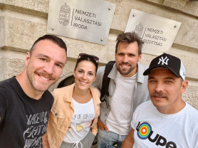 A Magyar Pétert Zelenszkijhez hasonlító plakátok után döntött úgy a Loupe, hogy ezt már nem hagyhatja szó nélkül – vasárnapi tüntetés a Hősök terén