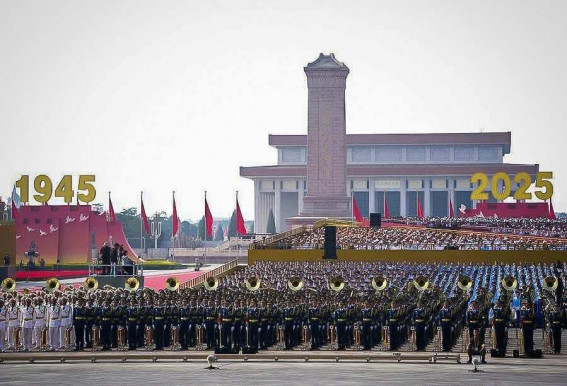 Giga katonai parádéval várta Putyint és Kim Dzsong Ünt a Mao-zubbonyba bújt kínai elnök